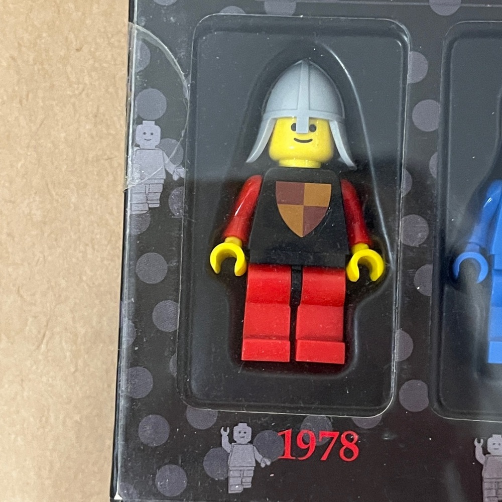 Vintage Lego 5 Minifigure Collection - Picture 2 of 8